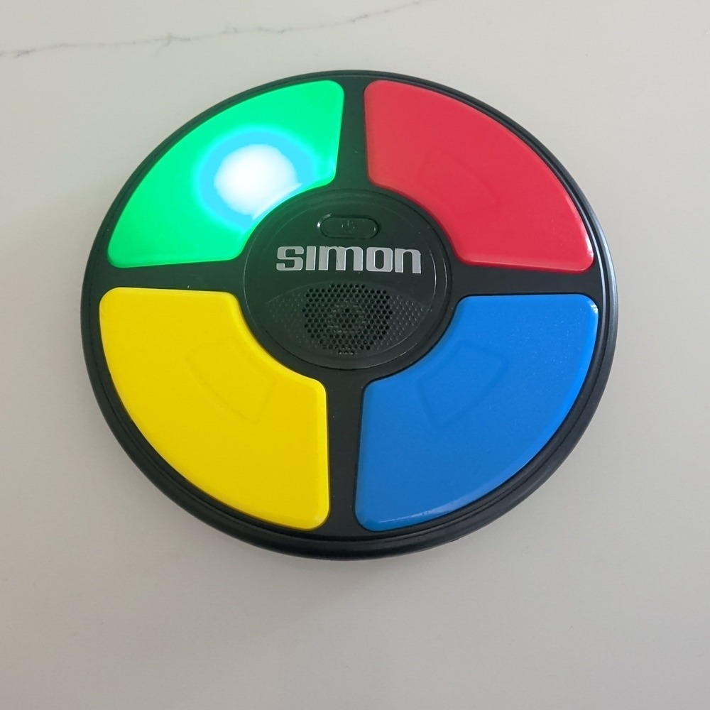 Milton Bradley 8" Simon Game Working. Great Condition